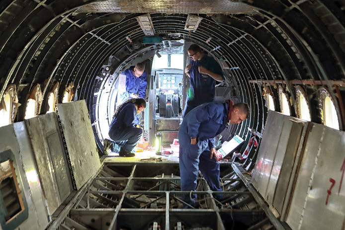 Leerlingen aan het werk in de Fokker Foto Chris van Klinken \ Pix4Profs