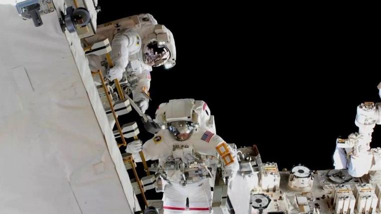 Vorige week wisselden NASA-astronauten Nick Hague en Anne McClain batterijen tijdens een ruimtewandeling bij het ISS. 