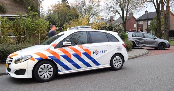 Forse blikschade bij botsing auto's op Van Barneveldlaan in Wehl