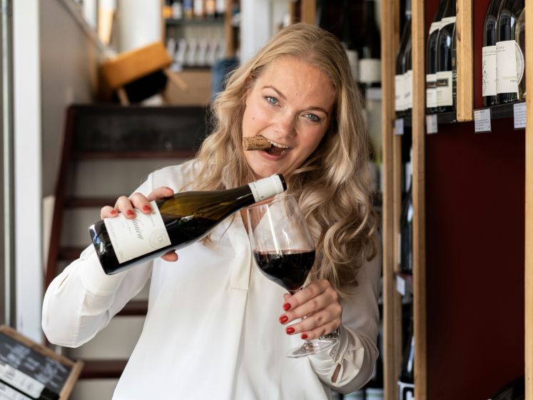 Kirsten verloor haar baan en geeft nu met succes online wijnproeverijen