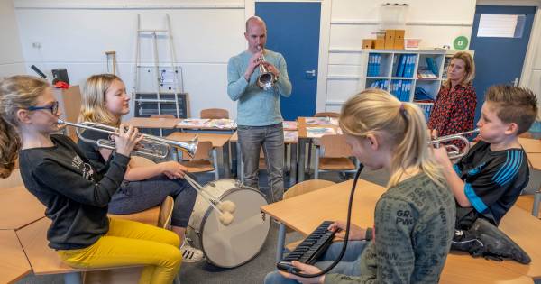 Trompettist Van de Velde geeft muziekles op oude school: ‘Ik wil de kansen die ik kreeg aan anderen 