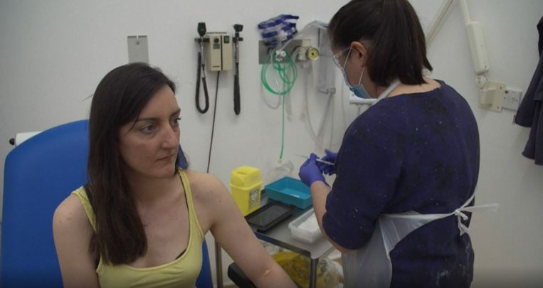 Een vrouw krijgt een vaccin toegediend. Archiefbeeld.