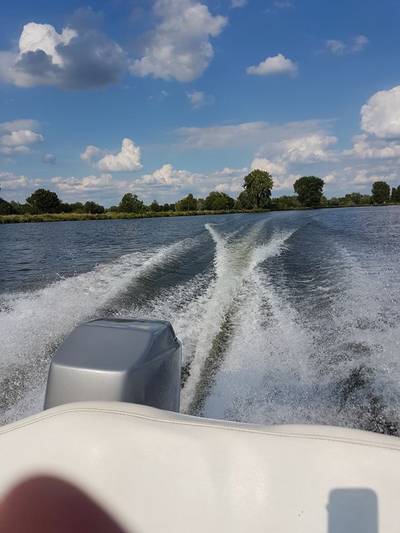 Man ziet zijn gestolen rubberboot voorbij varen in Appeltern