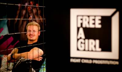 BN'ers 12 uur vast in hokje voor actie Lock Me Up - Free a Girl
