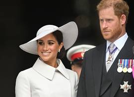 Meghan schittert in het roomwit tijdens platina jubileum van queen Elizabeth 