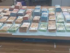 Belg heeft 1,2 miljoen in bestelauto; Fransman 164.000 euro in bagage 