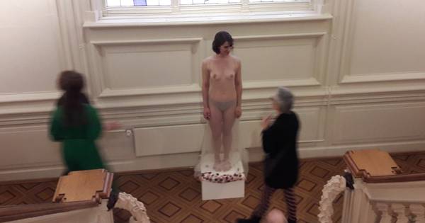Drukte (en tietjes van marsepein) bij opening tentoonstelling 'Naakt of Bloot?' in Jan Cunen - BD.nl