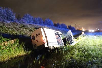 Bestelbus met medicijnen belandt in sloot na aanrijding A15