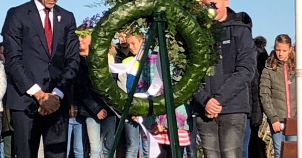 Overdracht monument liniecrossers Lage Zwaluwe in teken 75 jaar bevrijding - BN DeStem