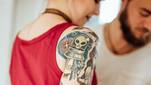 Videovergadering saai? Jaag je collega’s de stuipen op het lijf met deze neptattoo’s