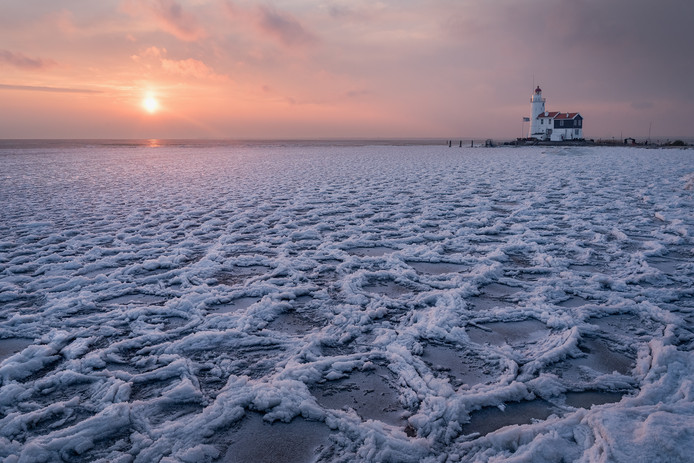 Een bevroren Markermeer. Foto Gijs de Reijke