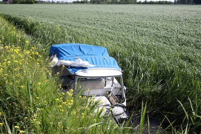 Tuktuk in sloot bij Maurik: drie mensen gewond