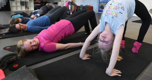 Yoga met je kind in Beusichem: ‘Ze vinden het heel interessant’