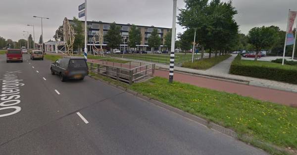 Fietsende vrouw in Leeuwarden loopt hoofdwond op na aanrijding met automobilist uit Zwolle.
