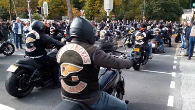 Mega-uitvaartstoet Hells Angels trekt door IJmuiden