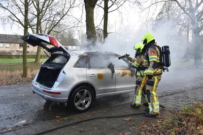 Gisteren werd een ruitje ingetikt, vandaag brandt de Audi volledig uit terwijl de eigenaar zijn hond uitlaat