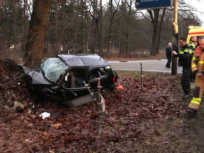 Auto raakt in slip bij Beekbergen: bestuurder overleden