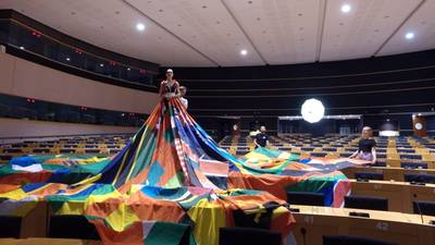 Amsterdamse 'Rainbow dress' verovert Europa