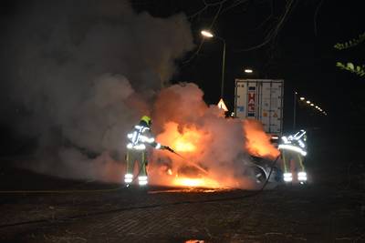 Felle brand verwoest auto in Nijmegen