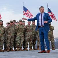 Kritiek op Amerikaanse minister van Defensie Pete Hegseth na oorlogstaal over Iran: ‘Een zeer gevaarlijke man’