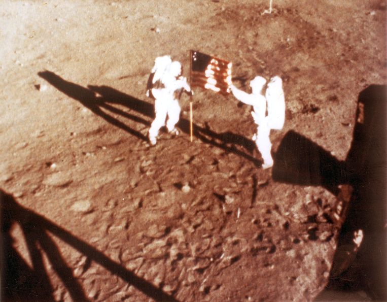 Astronauten Buzz Aldrin en Neil Armstrong bij het planten van de Amerikaanse vlag op de maan op 20 juli 1969.