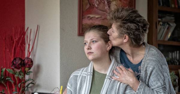 Jill (17) heeft de ziekte van Lyme: 'Ik leef van dag tot dag' - AD.nl