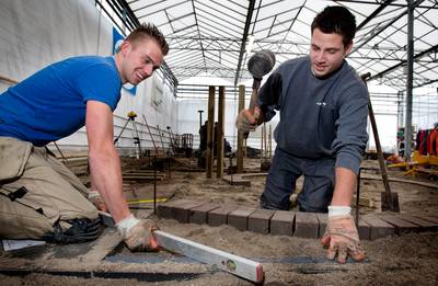 Dennis uit Reutum en Ryan uit Langeveen van Zone.College in actie op hovenierskampioenschap