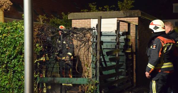 Buurtbewoners blussen brandende schutting in Waddinxveen, politie vermoedt brandstichting.