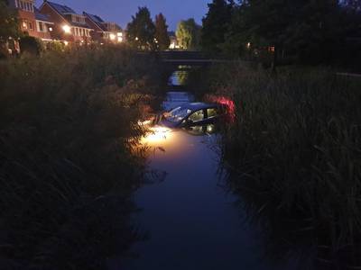 Auto belandt in het water in Druten