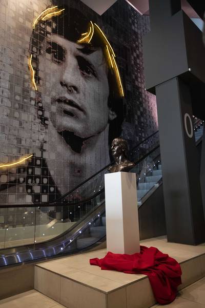 Suurbier onthult borstbeeld Johan Cruijff in Arena