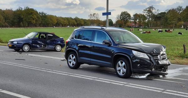 Flinke botsing in Overdinkel: 2 auto's total loss