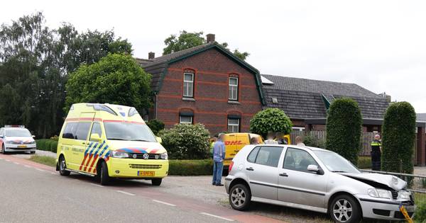 Auto belandt in tuin bij botsing in Oploo