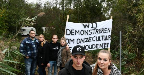 Woonwagenfamilie demonstreert om eigen plekje in Ingen te krijgen