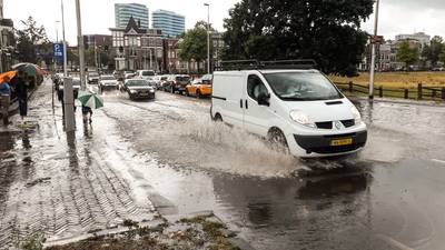 Verkeershinder op ondergelopen straten na hevige regen in Gelderland