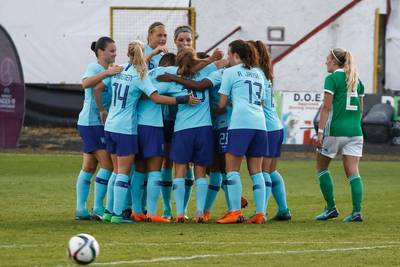 Leeuwinnen blijven op WK-koers na klinkende zege