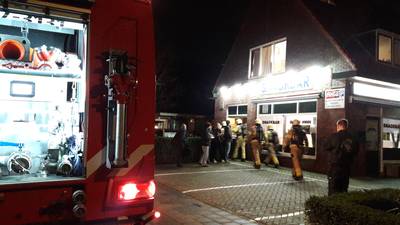 Snackbar vol rook door aangekoekte bak