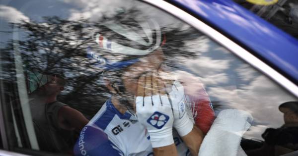 Huilende Pinot verlaat Tour met beenkwetsuur | Tour de France - AD.nl