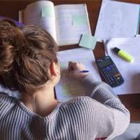 ‘Ouders moeten beseffen dat een werkgever zelden naar je punten of onderscheidingen vraagt’: deze tips helpen je slimmer studeren