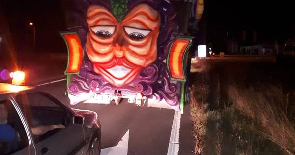 Metershoge carnavalswagen in slakkengang over A2: politie bij Hedel stuurt feestvierders van snelweg