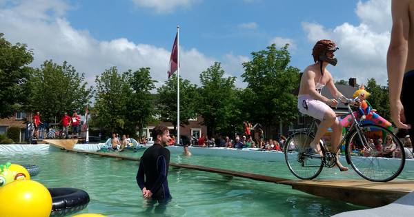 Weinig deelnemers bij Fiets 'm erin in Ommel halen droog de overkant - Eindhovens Dagblad