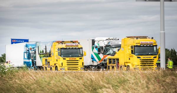 A15 paar uur dicht na ongeval met drie vrachtwagens