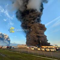 Brand in twee magazijnen van Wildberries in Sint-Petersburg na Oekraïense droneaanval, zwarte rookpluim tot ver te zien