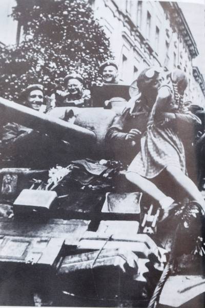 ‘Kusmeisje’ op iconische foto Antwerpse bevrijding sterft aan corona