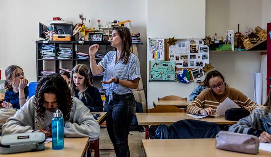 Stop de draaideur in onze scholen: geef jonge leerkrachten een contract van onbepaalde duur