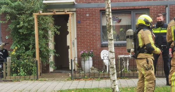 Brandweer ramt per ongeluk deur van buren in bij brand in Ammerstolstraat.