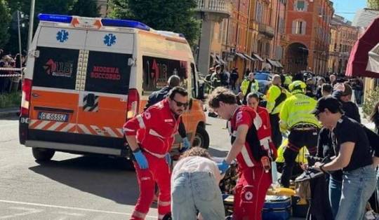 Auto rijdt in op menigte in Italiaanse stad Modena: 7 gewonden, bestuurder trok ook mes