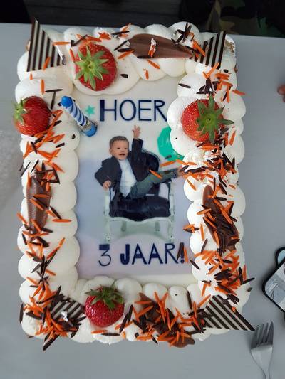 Hema blundert met verjaardagstaart: 'Hoer 3 jaar!'