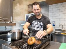 Een kerstdiner voor 10 euro? Het kan! Chef-kok Koos laat zien hoe je dat bereidt