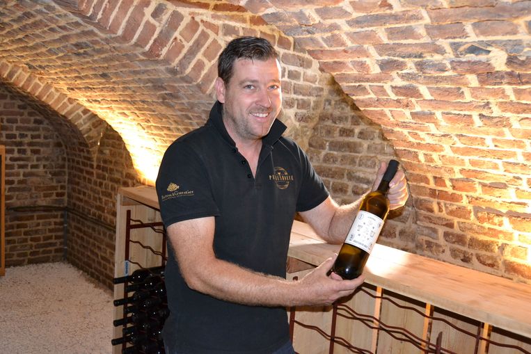 Gerry Calders met een wijnfles.