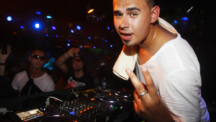 Afrojack ziet zeven weken oude dochter voor het eerst | Sterren | AD.nl